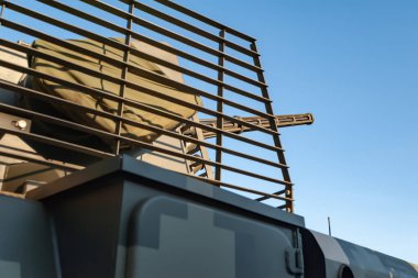 Mavi gökyüzüne karşı otomatik bir top ile savaş modülü. Kiev 'de askeri teçhizat sergisi. Modern askeri teknoloji. Ukrayna. Kiev. 15 Ekim 2021