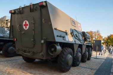 Ukrayna ordusunun tıbbi zırhlı personel taşıyıcısı. Kiev 'de askeri teçhizat sergisi. Modern askeri teknoloji. Ukrayna. Kiev. 15 Ekim 2021