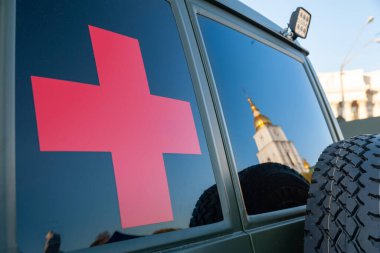 Ukrayna ordusunun askeri tıbbi arabasının camında kızıl haç var. Kiev 'de askeri teçhizat sergisi. Modern askeri teknoloji. Ukrayna. Kiev. 15 Ekim 2021