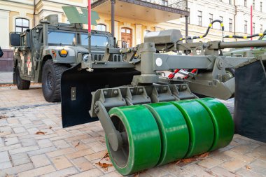Mayın temizleme aracı HUMVEE (HUMMMER) ve Ukrayna ordusunun trolü. Kiev 'de askeri teçhizat sergisi. Modern askeri teknoloji. Ukrayna. Kiev. 15 Ekim 2021