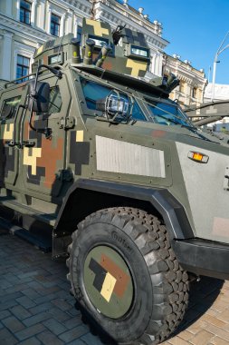 Ukrayna ordusundan zırhlı araç KOZAK. Kiev 'de askeri teçhizat sergisi. Modern askeri teknoloji. Ukrayna. Kiev. 15 Ekim 2021