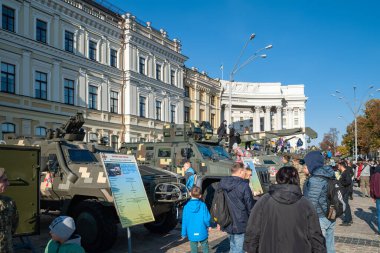 Sergideki insanlar Ukrayna ordusunun askeri zırhlı araçlarına bakıyorlar. Kiev 'de askeri teçhizat sergisi. Modern askeri teknoloji. Ukrayna. Kiev. 15 Ekim 2021