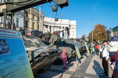 İnsanlar Ukrayna ordusunun askeri zırhlı araçlarına bakıyor. Kiev 'de askeri teçhizat sergisi. Modern askeri teknoloji. Ukrayna. Kiev. 15 Ekim 2021