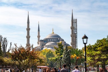İstanbul 'daki Mavi Cami. Mavi Cami 'nin minarelerinin restorasyonu. Türkiye 'nin simgeleri. Turistik bir yer. Hindi. İstanbul. 25 Eylül 2021.
