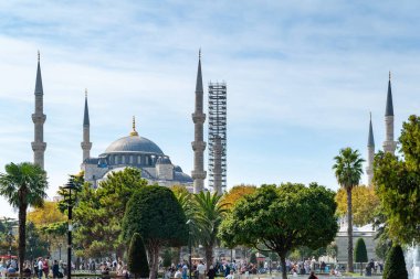İstanbul 'daki Mavi Cami. Mavi Cami 'nin minareleri. Türkiye 'yi gezmek. Turistik bir yer. Hindi. İstanbul. 25 Eylül 2021.