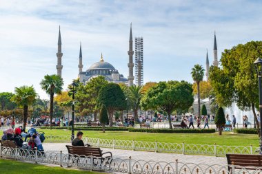 İstanbul 'daki Mavi Cami. Mavi Cami 'nin önüne park et. Türkiye 'nin simgeleri. Turistik bir yer. Hindi. İstanbul. 25 Eylül 2021.