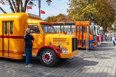 İstanbul 'daki Ayasofya Ayasofya Meydanı' nda eski otobüslerin sergisi. Türkiye 'nin simgeleri. Turistik bir yer. Hindi. İstanbul. 25 Eylül 2021.