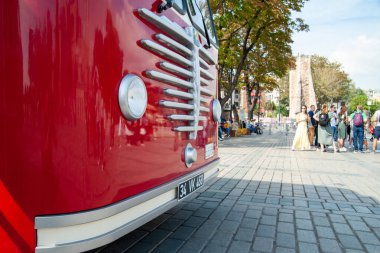 İstanbul 'da Ayasofya' daki Ayasofya Ayasofya Meydanı 'nda bir retro otobüsün yakınında. Türkiye 'nin simgeleri. Turistik bir yer. Hindi. İstanbul. 25 Eylül 2021.