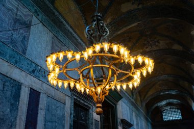 İstanbul 'daki Ayasofya (Ayasofya) Ayasofya' nın iç kesiminde avize. Türkiye 'nin simgeleri. Turistik bir yer. Hindi. İstanbul. 25 Eylül 2021.