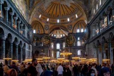 İstanbul 'daki Ayasofya' nın Ayasofya Salonu Panorama 'sı. Türkiye 'nin simgeleri. Turistik bir yer. Hindi. İstanbul. 25 Eylül 2021.