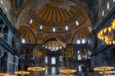 İstanbul 'daki Ayasofya Salonu' nun ve Ayasofya Mahzeni 'nin Panoraması. Türkiye 'nin simgeleri. Turistik bir yer. Hindi. İstanbul. 25 Eylül 2021.