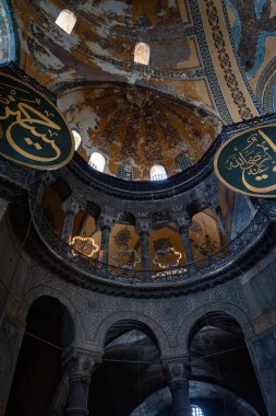 İstanbul 'daki Ayasofya Ayasofya' da freskler, pencereler ve sütunlar. Türkiye 'nin simgeleri. Turistik bir yer. Hindi. İstanbul. 25 Eylül 2021.
