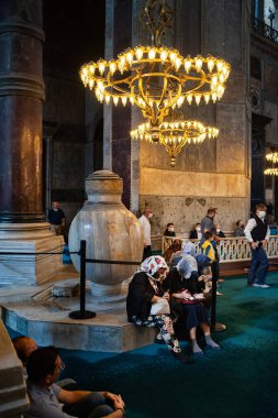 Ziyaretçiler İstanbul 'daki Ayasofya Ayasofya' yı (Ayasofya) ziyaret ediyorlar. Türkiye 'nin simgeleri. Turistik bir yer. Hindi. İstanbul. 25 Eylül 2021.