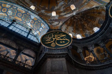 İstanbul 'daki Ayasofya Katedrali' nin Antik freskleri ve kemerleri. Türkiye 'nin simgeleri. Turistik bir yer. Hindi. İstanbul. 25 Eylül 2021.
