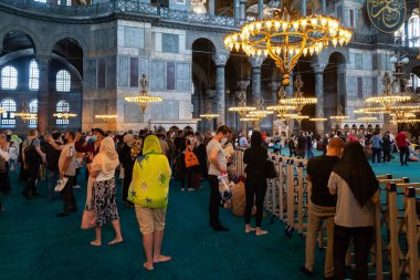Turistler İstanbul 'daki Ayasofya Ayasofya' nın iç kesimlerine bakıyorlar. Türkiye 'nin simgeleri. Turistik bir yer. Hindi. İstanbul. 25 Eylül 2021.