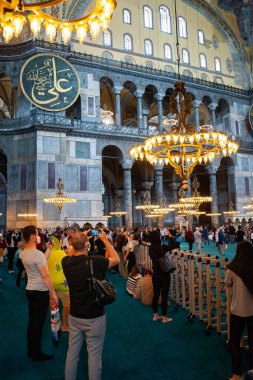 İstanbul 'daki Ayasofya (Ayasofya) tapınağındaki turistler ve hacılar. Türkiye 'nin simgeleri. Turistik bir yer. Hindi. İstanbul. 25 Eylül 2021.