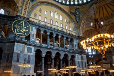 İstanbul 'daki Ayasofya Ayasofya' da pencere freskleri ve avizeler. Türkiye 'nin simgeleri. Turistik bir yer. Hindi. İstanbul. 25 Eylül 2021.