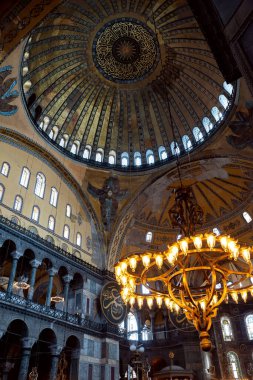 İstanbul 'daki Ayasofya Ayasofya' da kasa ve avizeler. Türkiye 'nin simgeleri. Turistik bir yer. Hindi. İstanbul. 25 Eylül 2021.