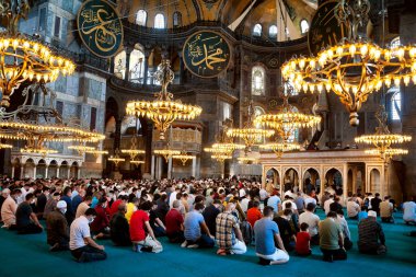 İstanbul 'daki Ayasofya Ayasofya' da namaz kılın. Türkiye 'nin simgeleri. Turistik bir yer. Hindi. İstanbul. 25 Eylül 2021.