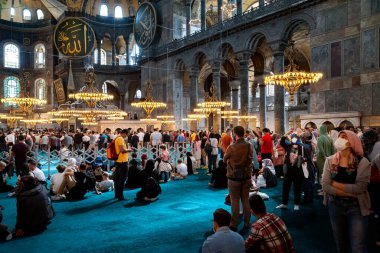 İstanbul 'daki Ayasofya (Ayasofya) tapınağında hacılar ve turistler. Türkiye 'nin simgeleri. Turistik bir yer. Hindi. İstanbul. 25 Eylül 2021.