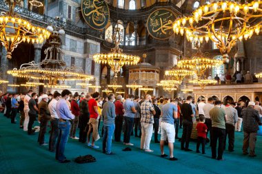 İstanbul 'daki Ayasofya Ayasofya' da namaz kılın. Türkiye 'yi gezmek. Seyahat yeri. Hindi. İstanbul. 25 Eylül 2021.