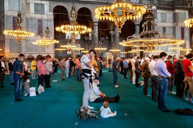 İstanbul 'daki Ayasofya Ayasofya' da insanlar namaz kılıyor. Türkiye 'nin simgeleri. Turistik bir yer. Hindi. İstanbul. 25 Eylül 2021.