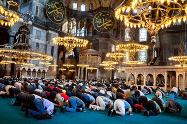 İstanbul 'daki Ayasofya Ayasofya' da insanlar namaz kılıyor. Türkiye 'yi gezmek. Turistik bir yer. Hindi. İstanbul. 25 Eylül 2021.