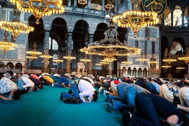 İstanbul 'daki Ayasofya Ayasofya' da cuma namazı. Türkiye 'nin simgeleri. Turistik bir yer. Hindi. İstanbul. 25 Eylül 2021.
