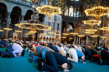 İstanbul 'daki Ayasofya Ayasofya' da erkekler namaz kılıyor. Türkiye 'nin simgeleri. Turistik bir yer. Hindi. İstanbul. 25 Eylül 2021.