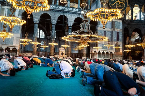 İstanbul 'daki Ayasofya Ayasofya' da cuma namazı. Türkiye 'nin simgeleri. Turistik bir yer. Hindi. İstanbul. 25 Eylül 2021.