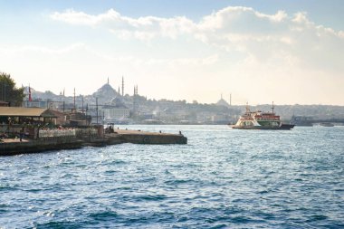 Feribot İstanbul 'daki Haliç' in ağzından geçiyor. Marmara Denizi. İstanbul. Türkiye - 09.25.2021.