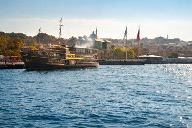İstanbul 'daki Golden Horn Körfezi' nde eski bir zevk gemisi. İstanbul. Türkiye - 09.25.2021.