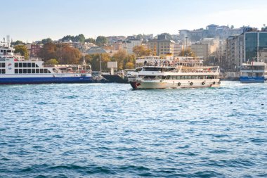 İstanbul 'daki Golden Horn Körfezi' nden turist taşıyan gemi kalkıyor. İstanbul. Türkiye - 09.25.2021.