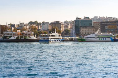 İstanbul 'daki Golden Horn Körfezi' ndeki rıhtımda gemi ve feribot var. İstanbul. Türkiye - 09.25.2021.