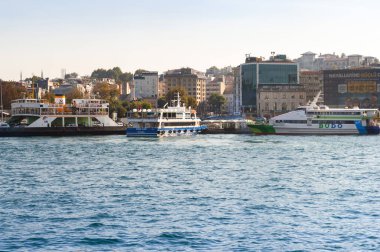 İstanbul 'daki Golden Horn Körfezi' ndeki rıhtımda gemi ve feribot var. İstanbul. Türkiye - 09.25.2021.