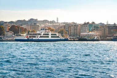 İstanbul 'daki Golden Horn Körfezi' ne feribot iskelesi. İstanbul. Türkiye - 09.25.2021.