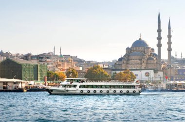 Cami 'nin arka planında gemi var. İstanbul 'daki Golden Horn Körfezi' nde bir turist teknesi. İstanbul. Türkiye - 09.25.2021.