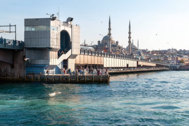 İstanbul 'daki Golden Horn Körfezi' ndeki Galata Köprüsü ve Camii. İstanbul. Türkiye - 09.25.2021.