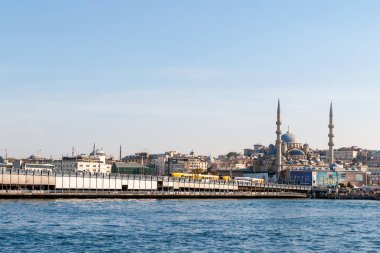 Galata Köprüsü 'nün Panorama' sı ve İstanbul 'daki Golden Horn Körfezi' ndeki Cami. İstanbul. Türkiye - 09.25.2021.
