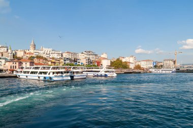 İstanbul 'daki Golden Horn Körfezi' ndeki Galata Kulesi yakınlarındaki rıhtımda gemiler var. İstanbul. Türkiye - 09.25.2021.