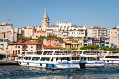 İstanbul 'daki Golden Horn Körfezi' ndeki Galata Kulesi yakınlarındaki rıhtımda tekneler. İstanbul. Türkiye - 09.25.2021.