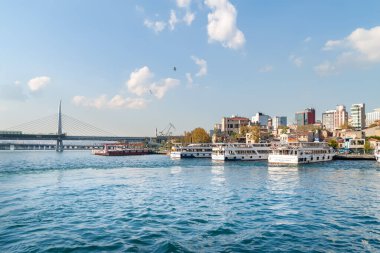 Rıhtımdaki gemiler ve İstanbul 'daki Golden Horn Körfezi' ndeki metro köprüsü. İstanbul. Türkiye - 09.25.2021.