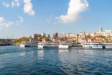 İstanbul 'daki Golden Horn Körfezi' ndeki Galata Kulesi yakınlarındaki rıhtımda gemi panoraması. İstanbul. Türkiye - 09.25.2021.