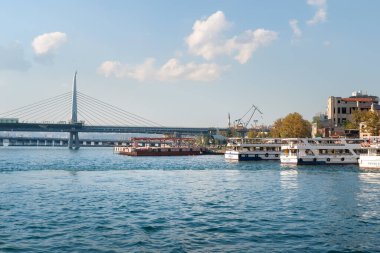 Metro köprüsü ve gemiler İstanbul 'daki Golden Horn Körfezi' ndeki rıhtımda. İstanbul. Türkiye - 09.25.2021.