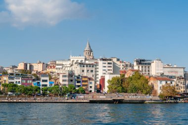 İstanbul 'daki Golden Horn Körfezi' ndeki Galata Kulesi 'nde rıhtım. İstanbul. Türkiye - 09.25.2021.