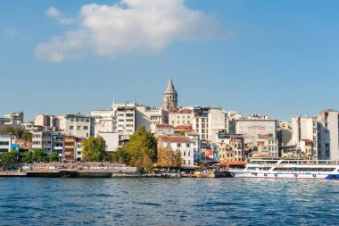 İstanbul 'daki Golden Horn Körfezi' nin Galata Kulesi 'ndeki rıhtımda bir turist teknesi. İstanbul. Türkiye - 09.25.2021.