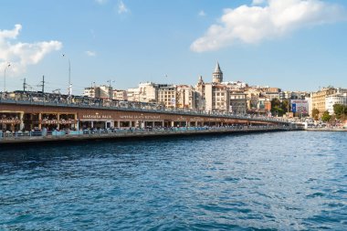 İstanbul 'daki Golden Horn Körfezi' ndeki Galata Kulesi yakınlarındaki Galata Köprüsü 'nde nakliye, turist ve restoranlar. İstanbul. Türkiye - 09.25.2021.
