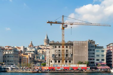 İstanbul 'daki Golden Horn Körfezi' ndeki Galata Kulesi 'nin iskelesinde inşaat. İstanbul. Türkiye - 09.25.2021.
