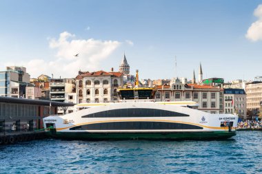 İstanbul 'un Haliç Körfezi' ndeki Galata Kulesi 'nin iskelesindeki modern turizm gemisi. İstanbul. Türkiye - 09.25.2021.