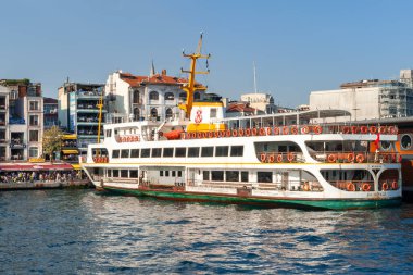 İstanbul 'daki Golden Horn Körfezi' nin Galata Kulesi 'ndeki rıhtımda bir turist gemisinin yakın çekimi. İstanbul. Türkiye - 09.25.2021.